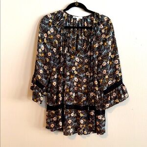 DR2 Black and White Bell Sleeve Ruffled Blouse